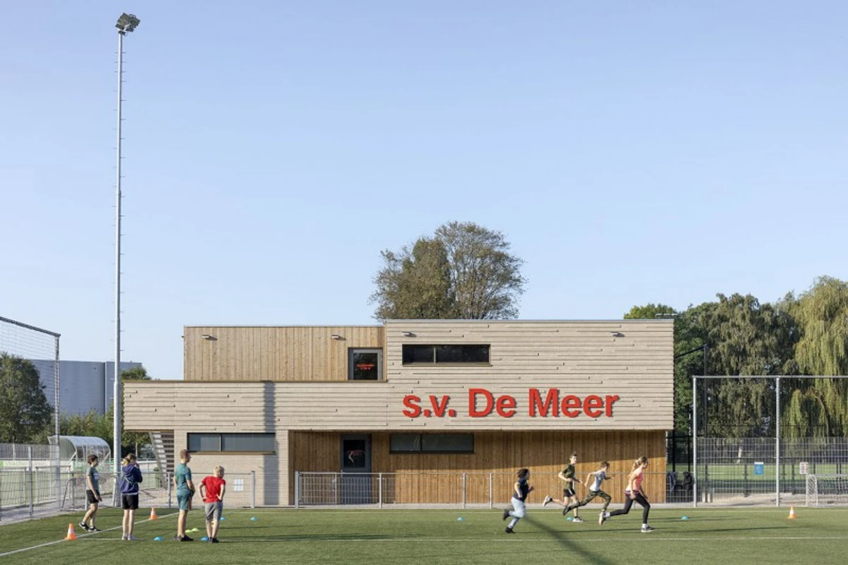 Nieuwbouw kantine en kleedkamers – s.v. De Meer, Amsterdam